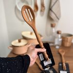 کفگیر شیار دار چوبی